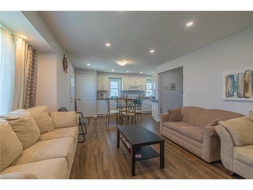 5412 Houck Drive, Niagara Falls, ON - Indoor Photo Showing Living Room