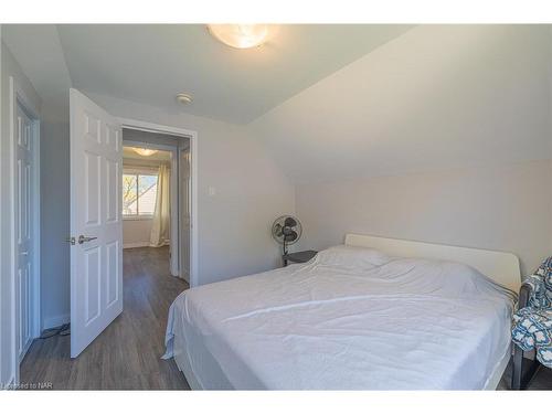 5412 Houck Drive, Niagara Falls, ON - Indoor Photo Showing Bedroom