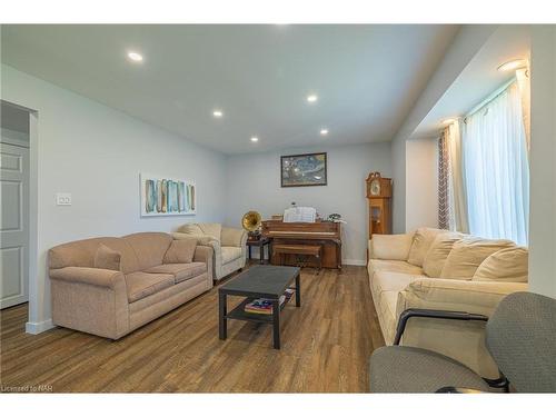 5412 Houck Drive, Niagara Falls, ON - Indoor Photo Showing Living Room