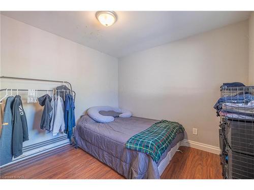 6791 O'Neil Street, Niagara Falls, ON - Indoor Photo Showing Bedroom