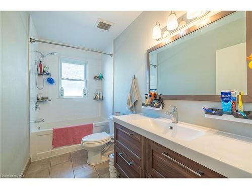 6791 O'Neil Street, Niagara Falls, ON - Indoor Photo Showing Bathroom