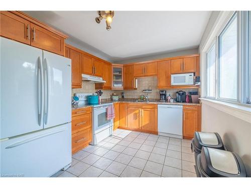 6791 O'Neil Street, Niagara Falls, ON - Indoor Photo Showing Kitchen With Double Sink