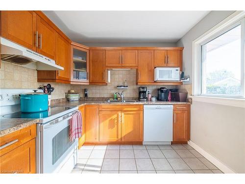 6791 O'Neil Street, Niagara Falls, ON - Indoor Photo Showing Kitchen With Double Sink