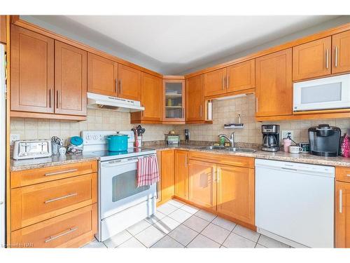 6791 O'Neil Street, Niagara Falls, ON - Indoor Photo Showing Kitchen With Double Sink