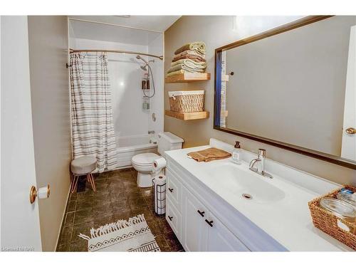 7715 Ronnie Crescent, Niagara Falls, ON - Indoor Photo Showing Bathroom