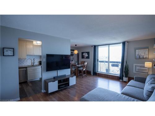 704-1100 Caven Street, Mississauga, ON - Indoor Photo Showing Living Room