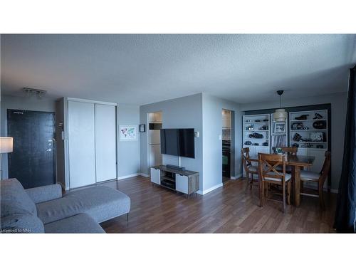 704-1100 Caven Street, Mississauga, ON - Indoor Photo Showing Living Room