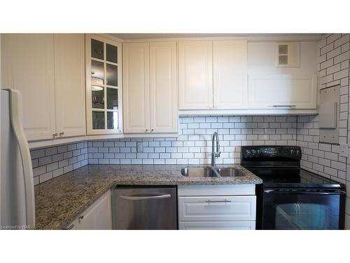704-1100 Caven Street, Mississauga, ON - Indoor Photo Showing Kitchen With Double Sink