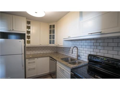 704-1100 Caven Street, Mississauga, ON - Indoor Photo Showing Kitchen With Double Sink