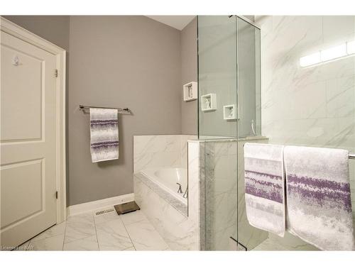 62-3232 Montrose Road Road, Niagara Falls, ON - Indoor Photo Showing Bathroom