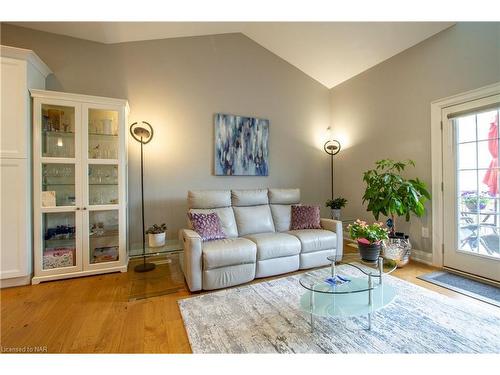 62-3232 Montrose Road, Niagara Falls, ON - Indoor Photo Showing Living Room