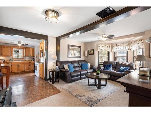 6604 Orchard Avenue, Niagara Falls, ON - Indoor Photo Showing Living Room