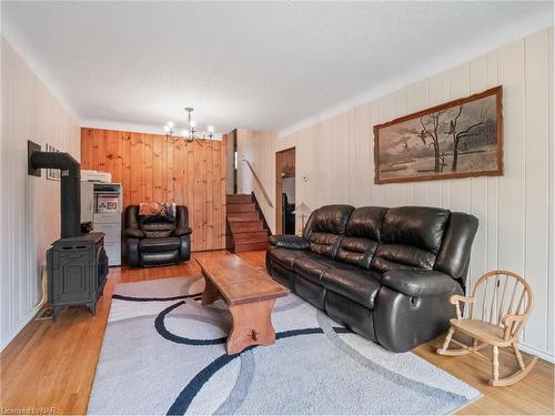 962 Parkdale Avenue, Fort Erie, ON - Indoor Photo Showing Living Room