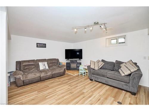 106 Queen Street S, Thorold, ON - Indoor Photo Showing Living Room