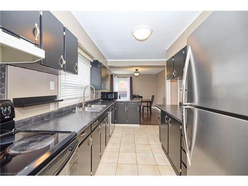 6135 Arad Street, Niagara Falls, ON - Indoor Photo Showing Kitchen With Double Sink