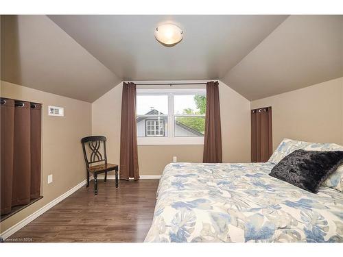 6135 Arad Street, Niagara Falls, ON - Indoor Photo Showing Bedroom