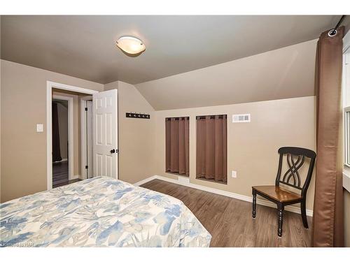 6135 Arad Street, Niagara Falls, ON - Indoor Photo Showing Bedroom