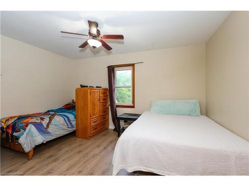 2204 Portage Road, Niagara Falls, ON - Indoor Photo Showing Bedroom