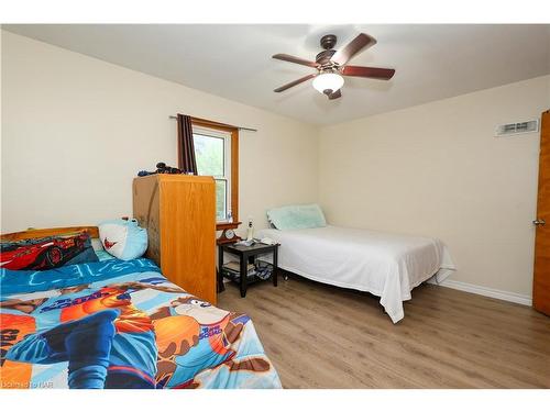 2204 Portage Road, Niagara Falls, ON - Indoor Photo Showing Bedroom