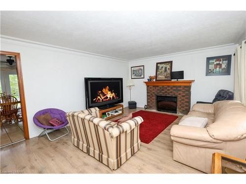 2204 Portage Road, Niagara Falls, ON - Indoor Photo Showing Living Room With Fireplace