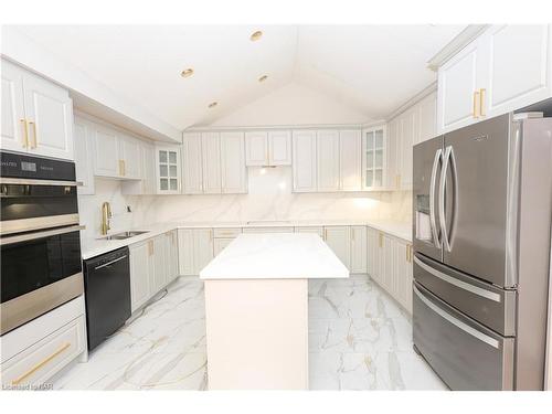 2204 Portage Road, Niagara Falls, ON - Indoor Photo Showing Kitchen With Upgraded Kitchen