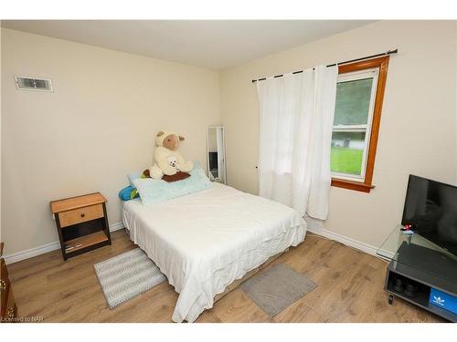 2204 Portage Road, Niagara Falls, ON - Indoor Photo Showing Bedroom