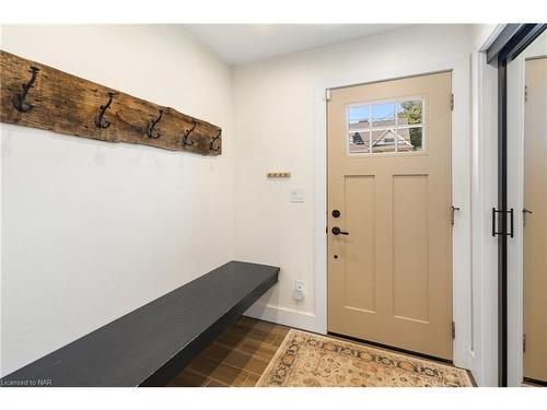 5792 Peer Street, Niagara Falls, ON - Indoor Photo Showing Living Room