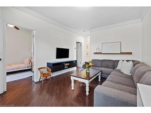 5792 Peer Street, Niagara Falls, ON - Indoor Photo Showing Living Room