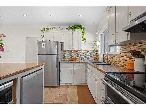 5792 Peer Street, Niagara Falls, ON - Indoor Photo Showing Kitchen With Stainless Steel Kitchen