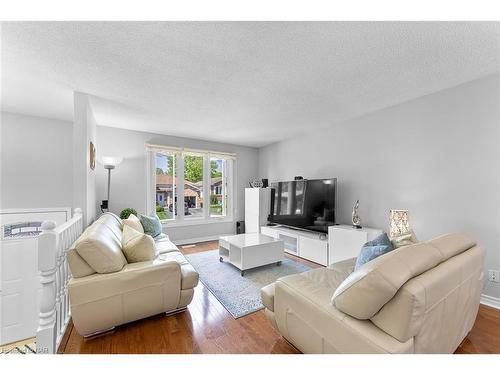 6840 Sunrise Court, Niagara Falls, ON - Indoor Photo Showing Living Room