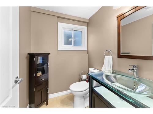 6840 Sunrise Court, Niagara Falls, ON - Indoor Photo Showing Bathroom
