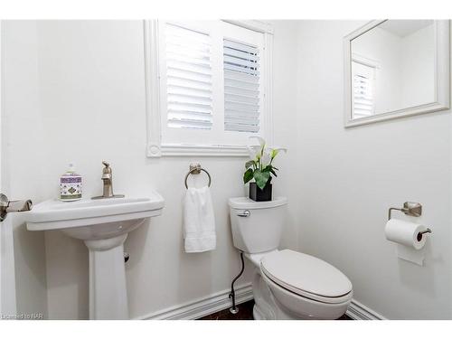 7 Nursery Lane, Fonthill, ON - Indoor Photo Showing Bathroom