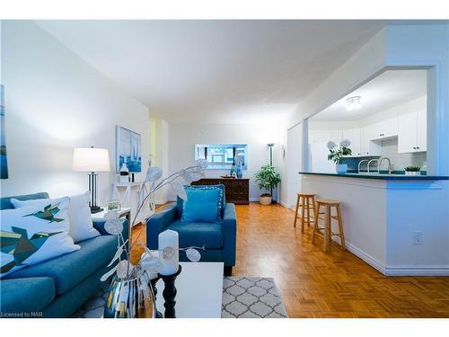 1402-215 Glenridge Avenue, St. Catharines, ON - Indoor Photo Showing Living Room