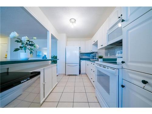 1402-215 Glenridge Avenue, St. Catharines, ON - Indoor Photo Showing Kitchen