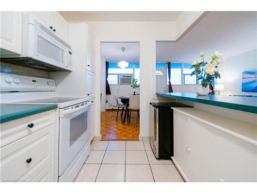 1402-215 Glenridge Avenue, St. Catharines, ON - Indoor Photo Showing Kitchen