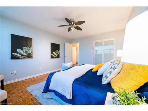 1402-215 Glenridge Avenue, St. Catharines, ON - Indoor Photo Showing Bedroom