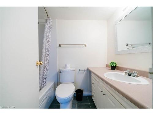 1402-215 Glenridge Avenue, St. Catharines, ON - Indoor Photo Showing Bathroom