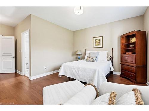 1036 Kerby Street, Fort Erie, ON - Indoor Photo Showing Bedroom