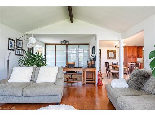 2179 Niagara Parkway, Fort Erie, ON - Indoor Photo Showing Living Room