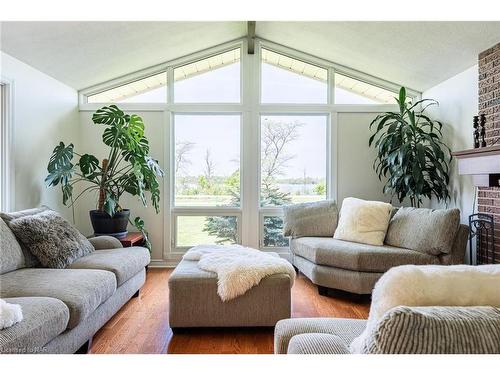 2179 Niagara Parkway, Fort Erie, ON - Indoor Photo Showing Living Room