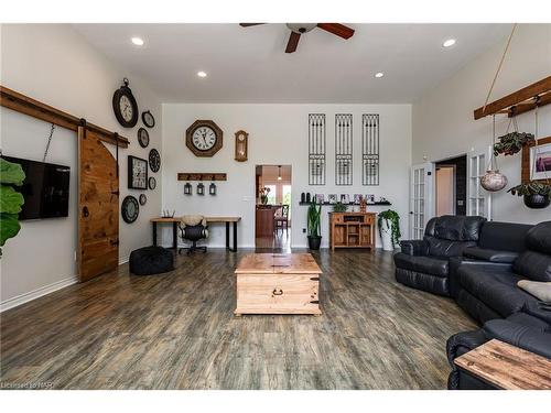 2179 Niagara Parkway, Fort Erie, ON - Indoor Photo Showing Living Room