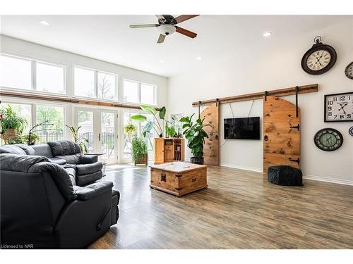 2179 Niagara Parkway, Fort Erie, ON - Indoor Photo Showing Living Room