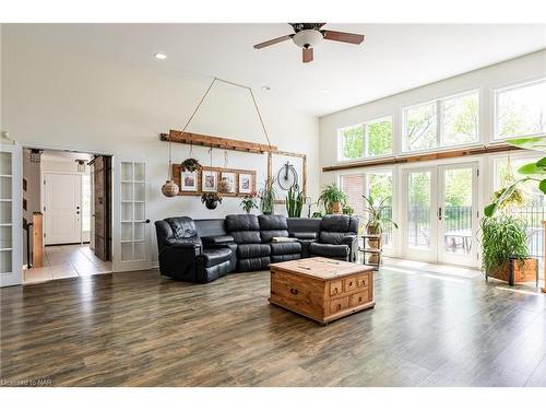 2179 Niagara Parkway, Fort Erie, ON - Indoor Photo Showing Living Room