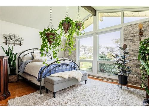 2179 Niagara Parkway, Fort Erie, ON - Indoor Photo Showing Bedroom