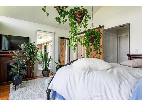 2179 Niagara Parkway, Fort Erie, ON - Indoor Photo Showing Bedroom