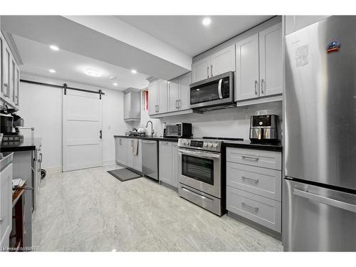 255 Colbeck Drive, Welland, ON - Indoor Photo Showing Kitchen With Stainless Steel Kitchen
