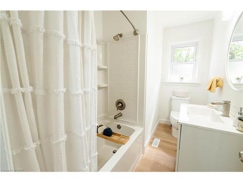 70 Diffin Drive, Welland, ON - Indoor Photo Showing Bathroom