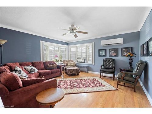 11 Meadowvale Drive, St. Catharines, ON - Indoor Photo Showing Living Room
