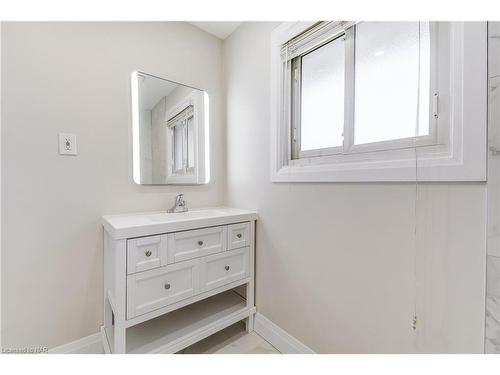 10 Carrol Street, Welland, ON - Indoor Photo Showing Bathroom