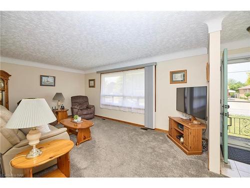 3578 Arlington Avenue, Niagara Falls, ON - Indoor Photo Showing Living Room
